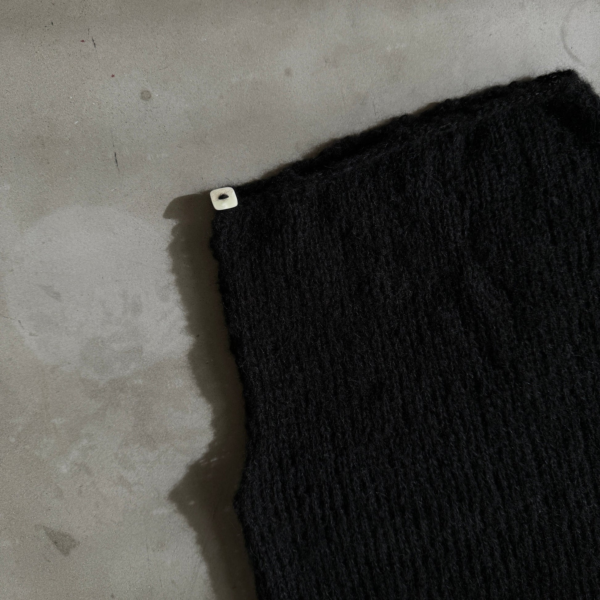 the pearl vest: black